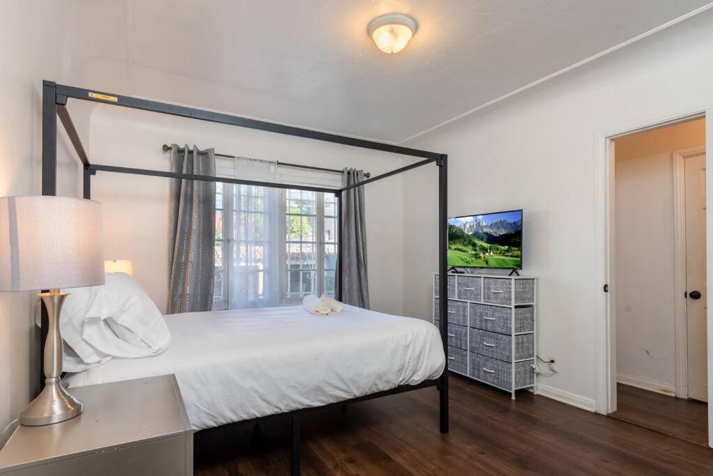 Serenity In The City: 2br W/ Hot Tub Los Angeles